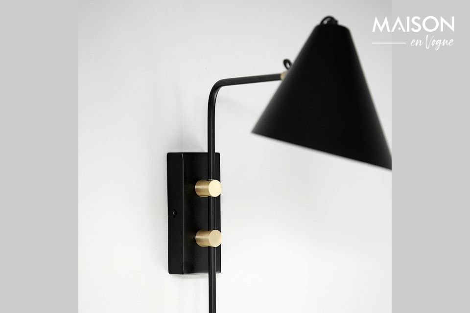 The golden touch brings a plus to this sconce