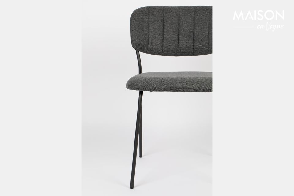An elegant chair that follows the lines of the body for optimal comfort