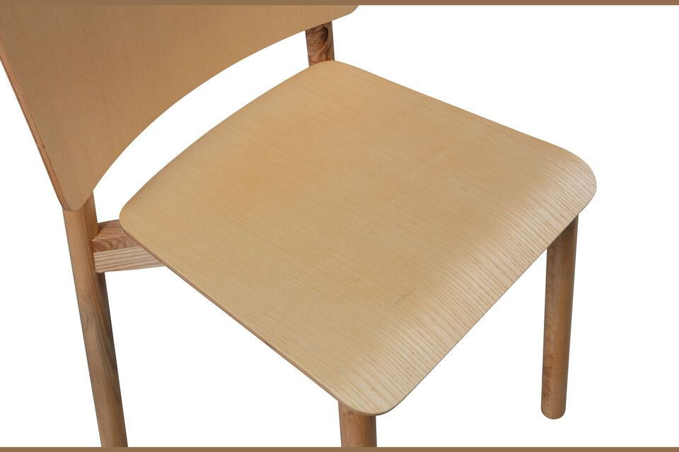 The Karel chair measures 77 cm in height, 53 cm in width and 52 cm in depth