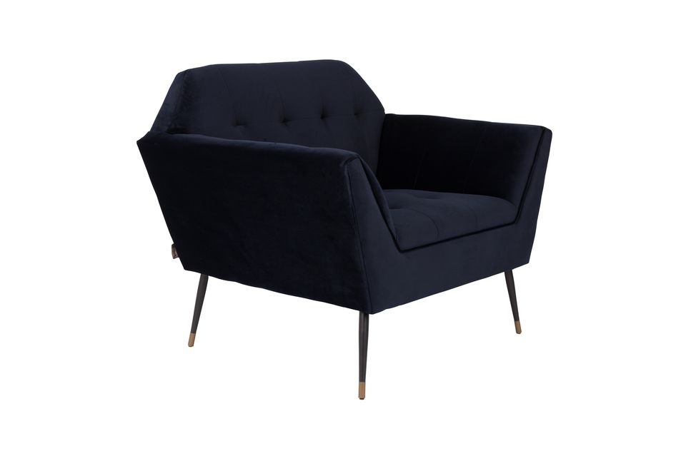 Between its dense upholstery with graphic and discreet padding and the detail of its slanted legs
