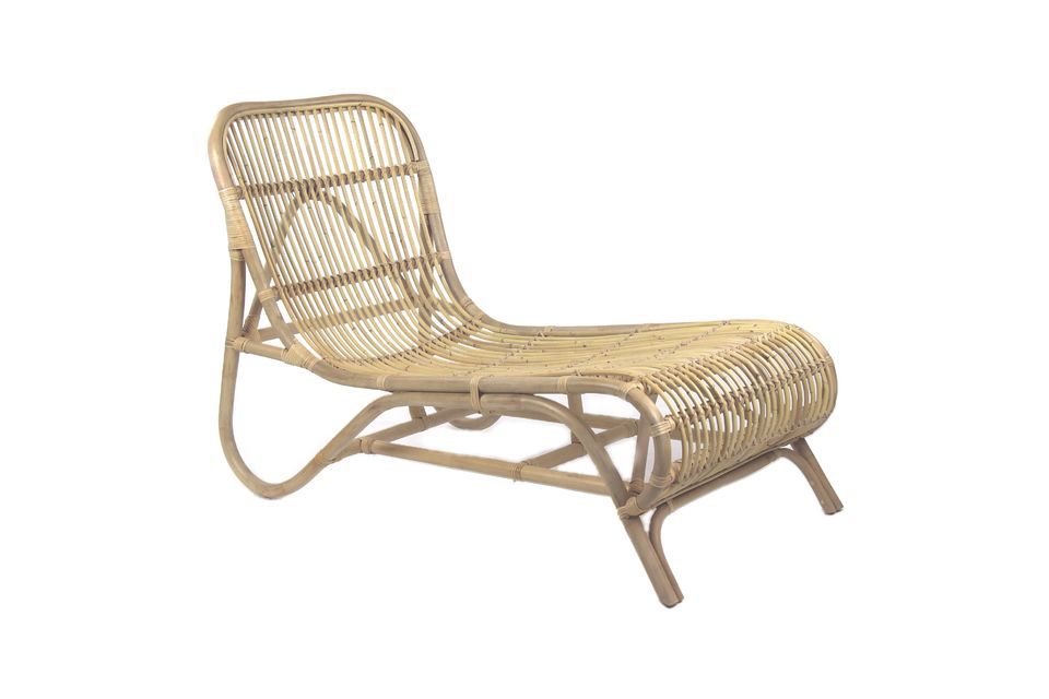 This pretty deckchair invites you to laze around and it will be difficult to resist its languorous