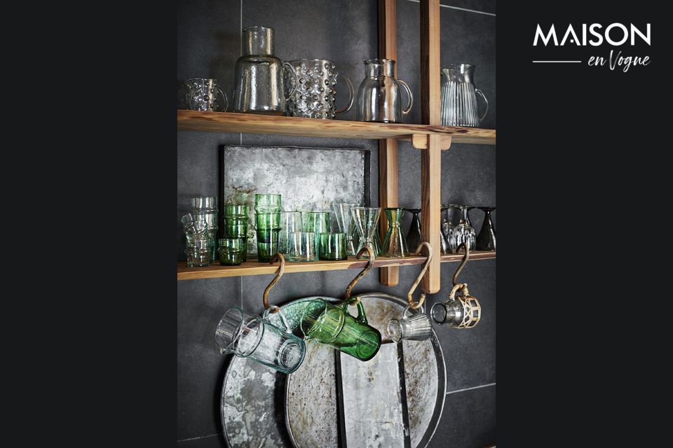 This large green water glass made of recycled material combines charm, ecology, and authenticity
