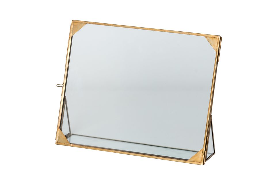 With its fine brass corners, the large Wamin glass frame is an elegant and refined decoration