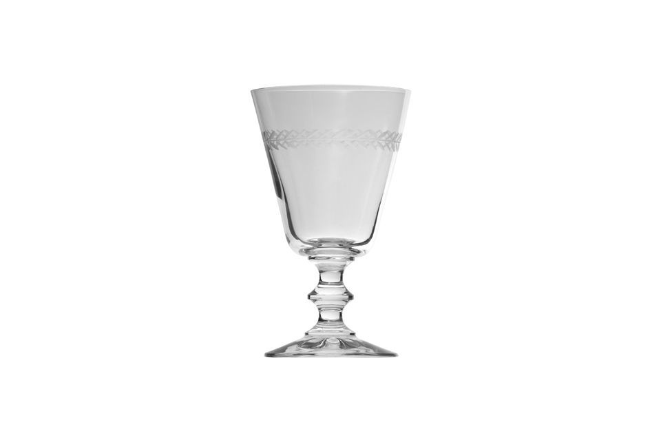 Delicate and refined, this water glass is decorated with engraved laurel leaves