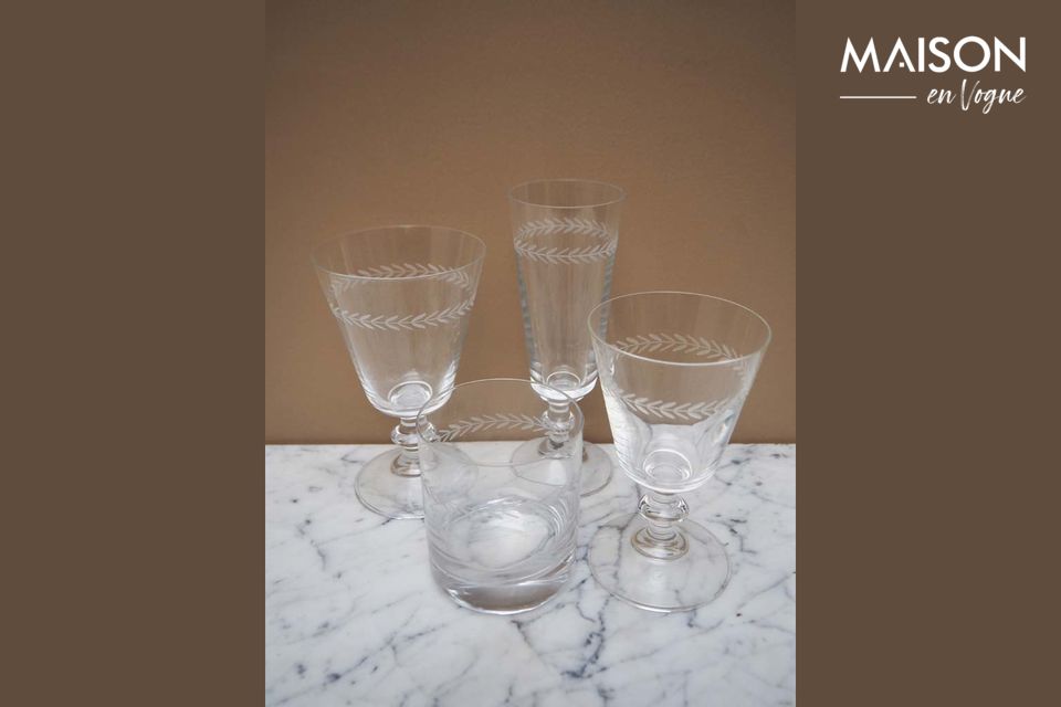 The wine glass with a laurel motif, a touch of originality