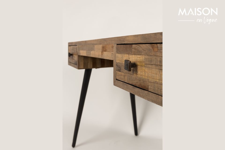 Right in line with the natural trend, the Léo desk in recycled teak is not lacking in assets