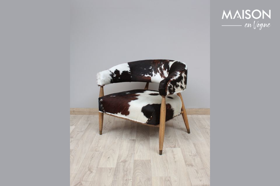 Les Rocheuses cow and oak armchair Chehoma