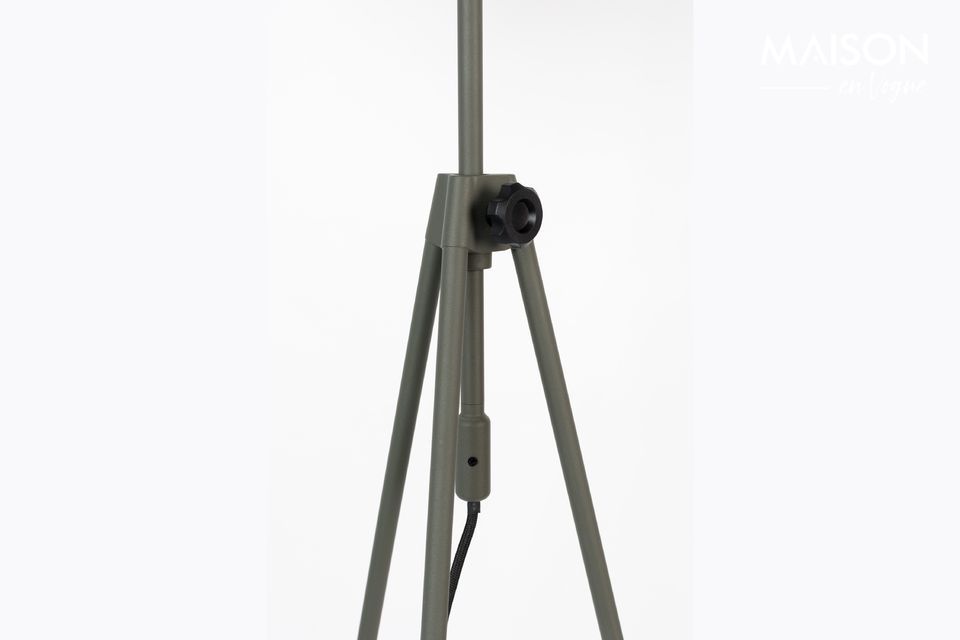 It has a metal tripod whose delicacy surprises as much as it seduces