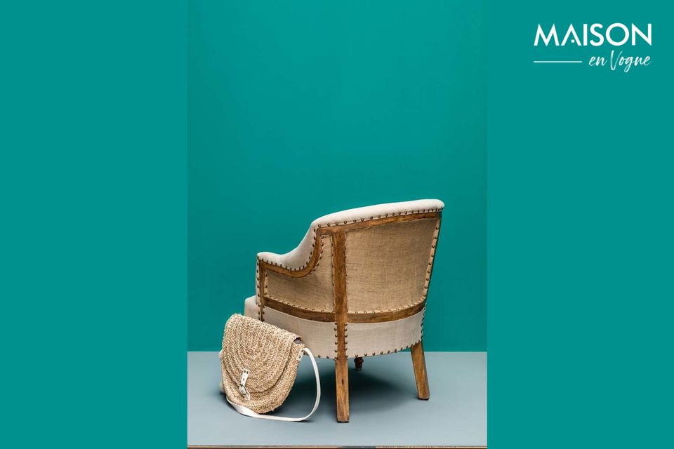 Made of linen and jute, this comfortable armchair rests on legs made of mango wood