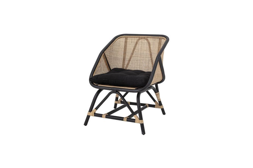 The lounge chair has a removable polyester cushion