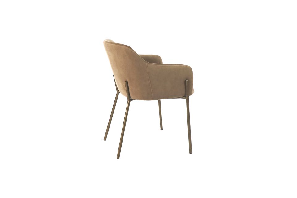 With its enveloping shapes and armrests, the Louise chair has everything to please