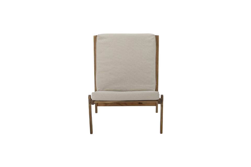 The Gani lounge chair from Bloomingville is made of acacia wood and reflects the sober Nordic design