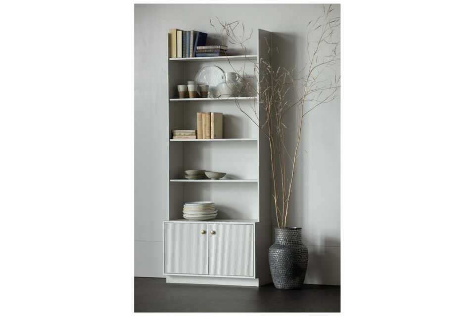 Its dimensions offer spacious storage, with 200 cm x 79