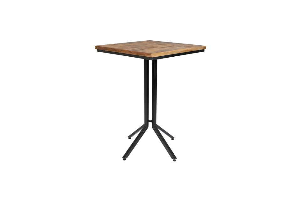 Its table top in lacquered recycled teak gives it a natural charm unlike its powder-coated steel