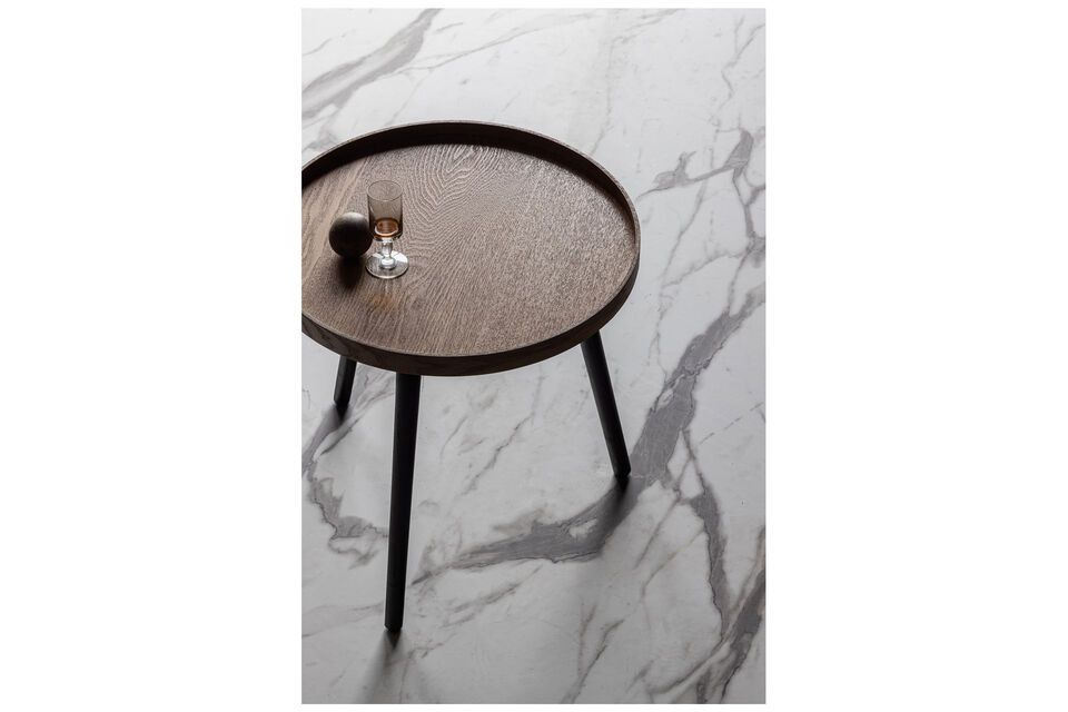 Mesa side table, sober and elegant.