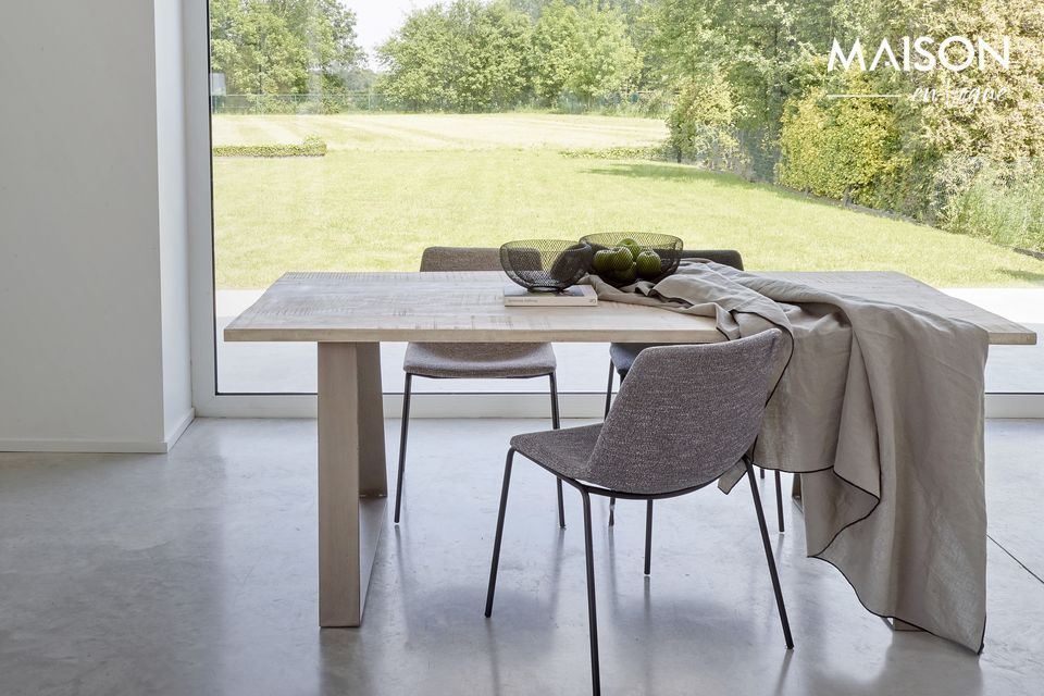 Opt for a modern and natural table at the same time