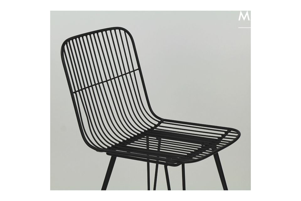 A chair in black lacquered metal for an easy integration in its new universe.