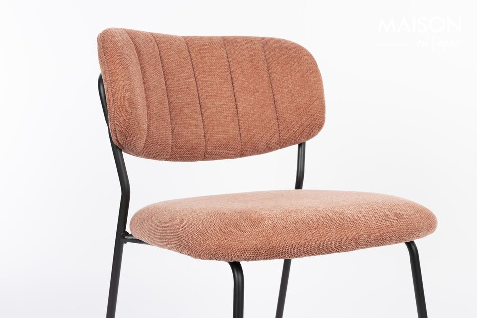 The Jolien chair embodies a subtle elegance, fusing modernity and softness