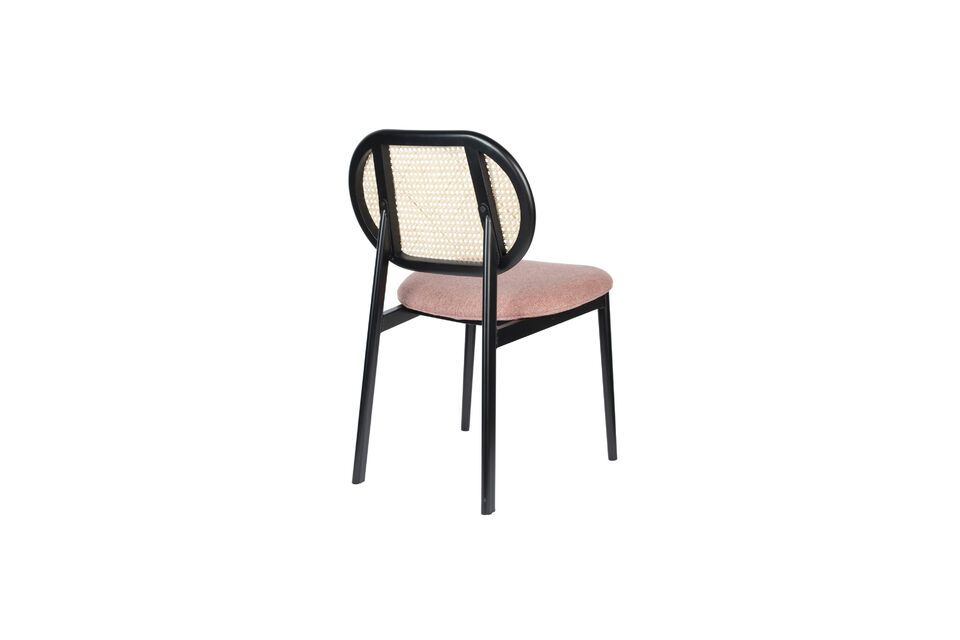 5 cm high, this chair offers a perfect balance between functionality and style