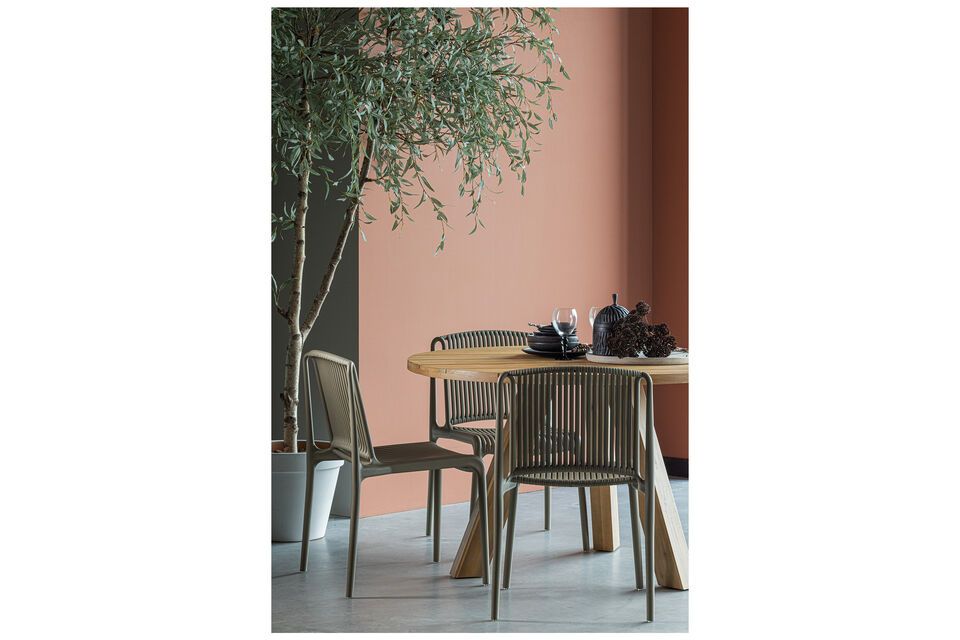 Looking for a practical and stylish dining chair for indoor and outdoor use? Look no further than