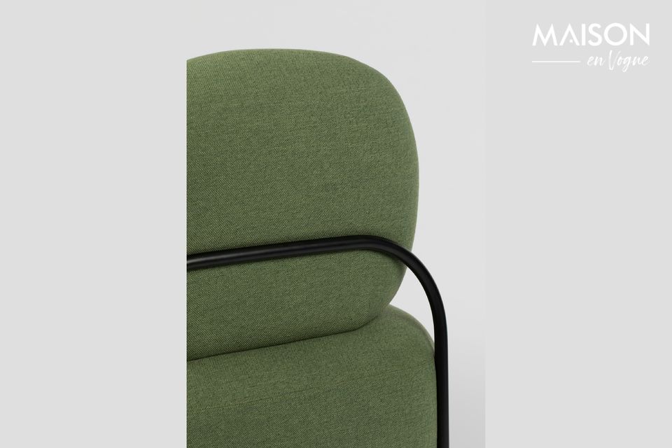 With its incredibly generous seat, the Polly green lounge chair promises incomparable comfort
