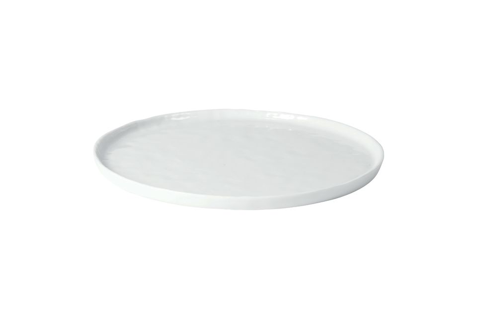 White porcelain tableware is a must for refinement