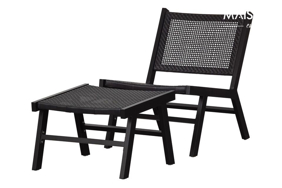 Its black aluminum frame is combined with a woven polyethylene seat with two sides of different