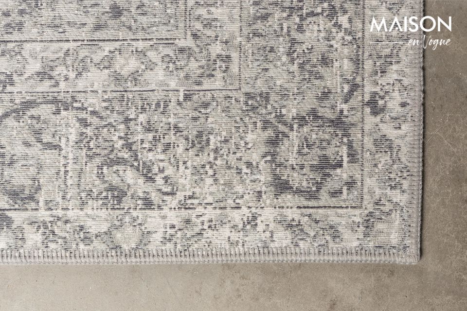 Its antique Persian patterns combined with its relaxing shades of grey make it an exceptional rug