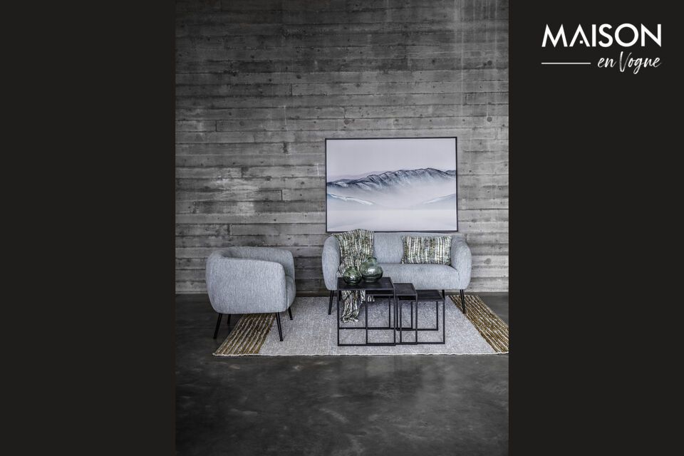 This hand-woven rug has a sophisticated composition of 80% leather and 20% jute and is