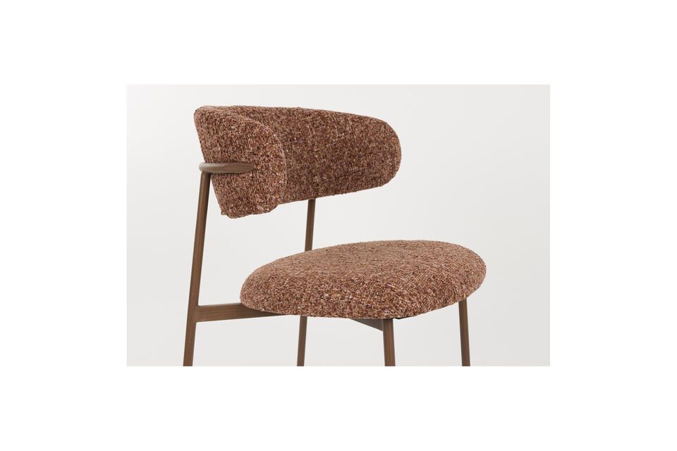 5 cm make this chair an ideal partner for extended meals with friends or family