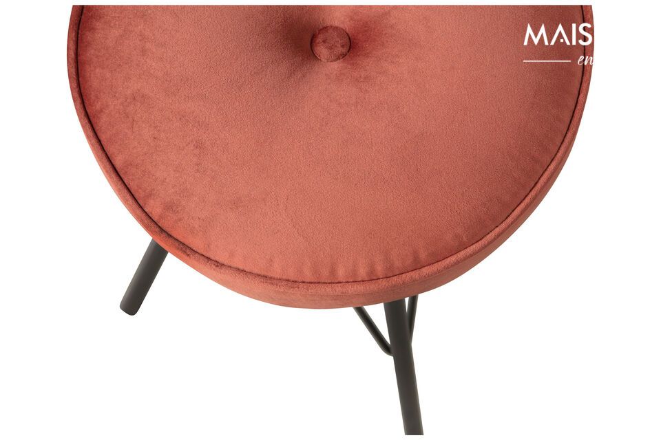 Covered in a luxurious brick red velvet, this stool is a true call to relaxation