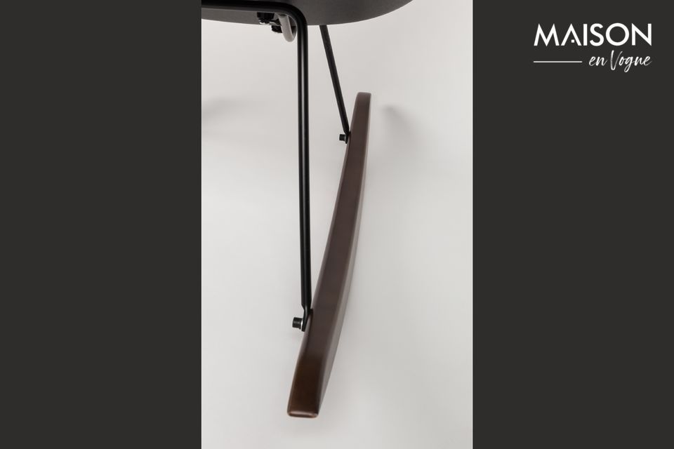 Its solid beech legs with dark brown finish give it a certain elegance and its seat in black PP and