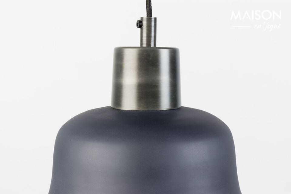 The support of the lamp is made of galvanized iron, which gives it a retro effect