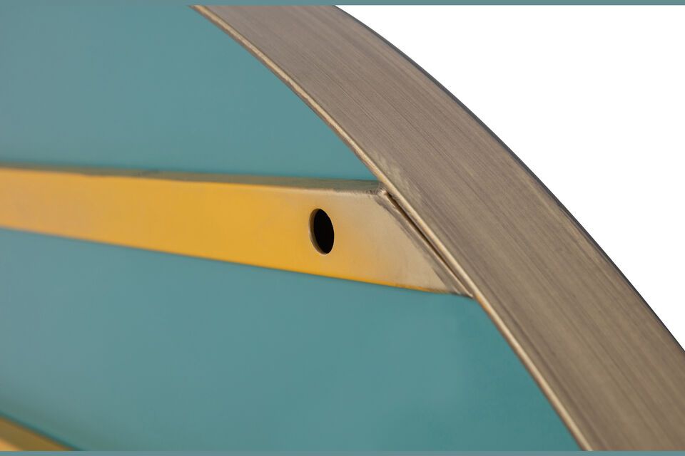 The steel edge has a gold color finish that adds a touch of elegance to the simple