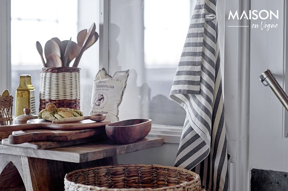 2 rattan baskets of different sizes