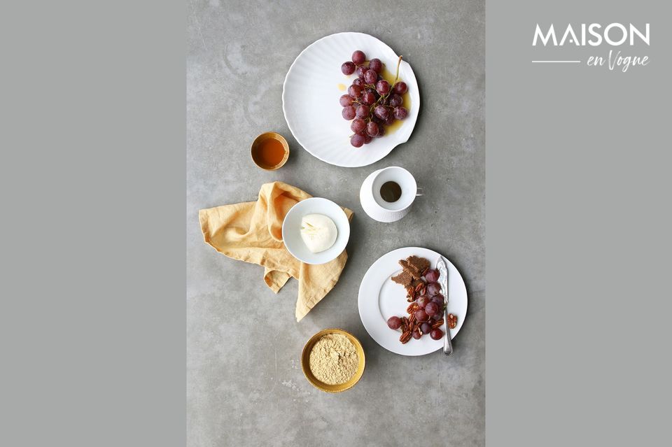 These 100% linen napkins come in a 2-piece set with a delicate shade of soft yellow