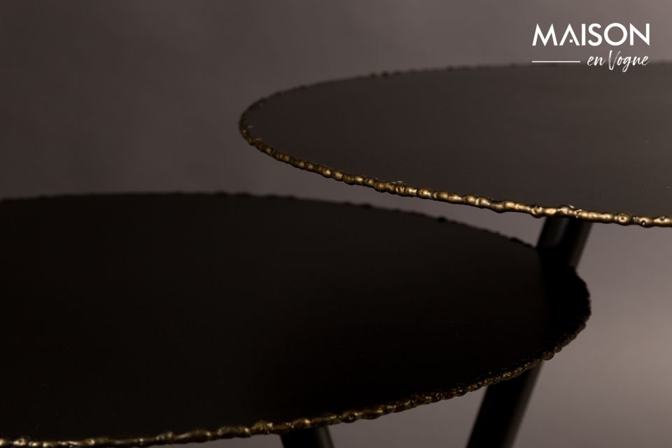 The 3 spindle legs (44 or 50cm depending on the table) are elegant with their gold lacquered finish