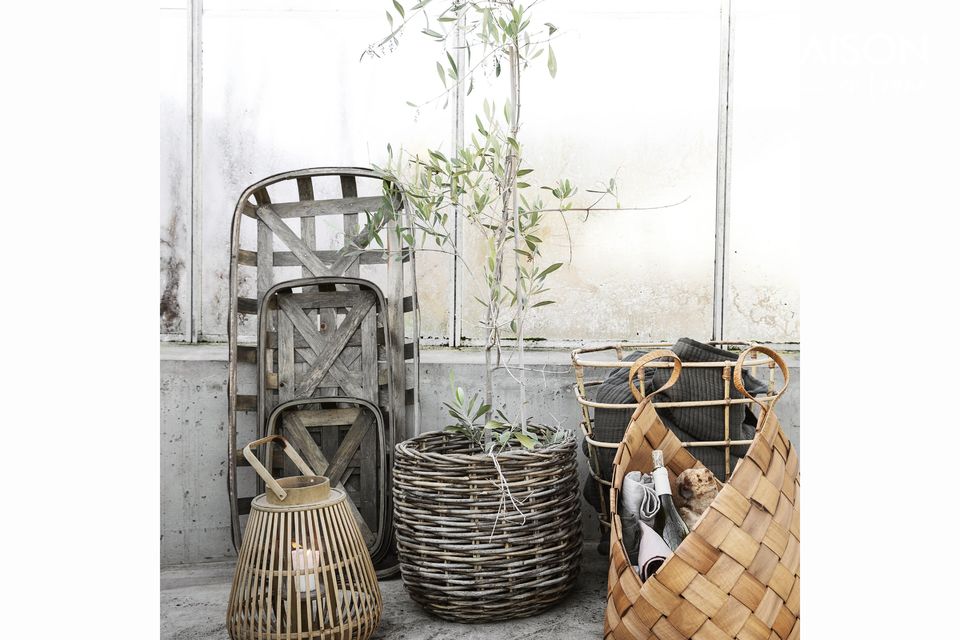 To store various objects (linens for example), choose the Conical baskets