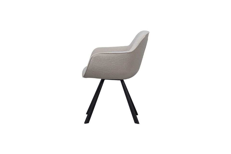 The contrast between its immaculate seat and its black legs gives it a modern style