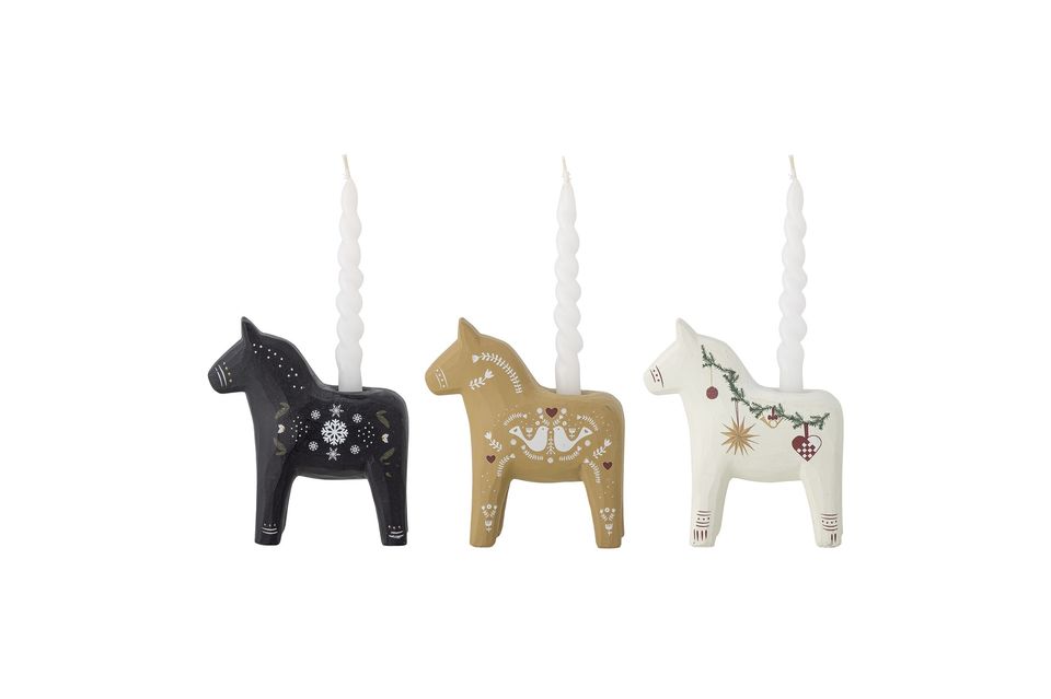 3 horse candle holders ready to hold a small candle with a diameter of 1
