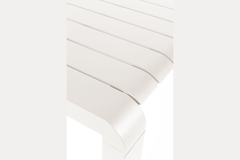 The Vondel bench boasts great versatility with its assortment of sizes and colors
