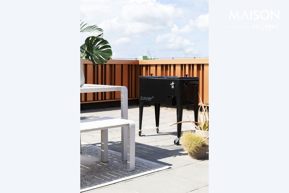 Outdoor comfort and elegance with the Vondel bench.