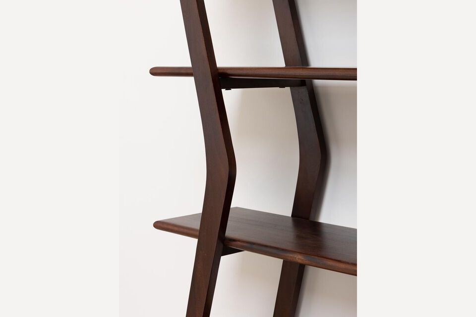 Made from sturdy acacia wood