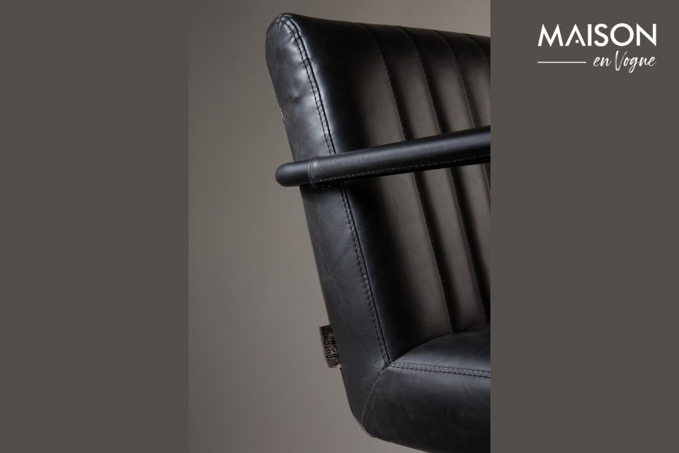 The legs and armrests meet in the shape of minimalist tubes for maximum discretion and space saving