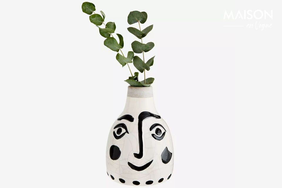 Made from high quality stoneware, this vase is durable and has a smooth, polished finish