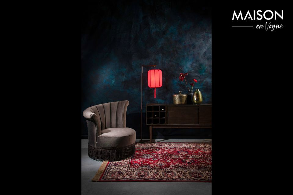Inspired by Chinese tradition, this floor lamp brings a soft luminosity to your room