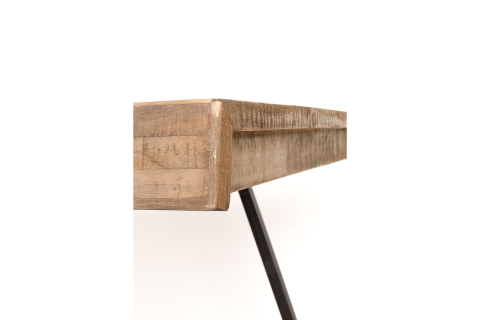 The sobriety of its lines gives this table a raw and very natural side bringing a warm note to the