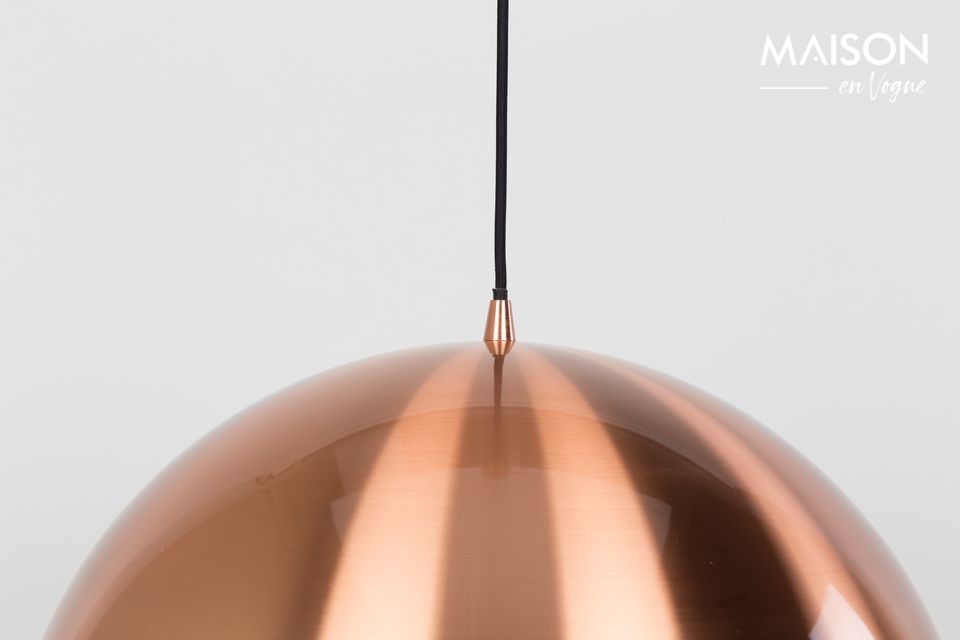 The spherical shape of its metallic shade has the elegance of a copper hue