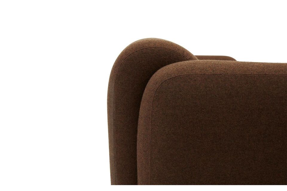 Swell has a full shape, consisting of a robust padded back and seat and two curvy armrests