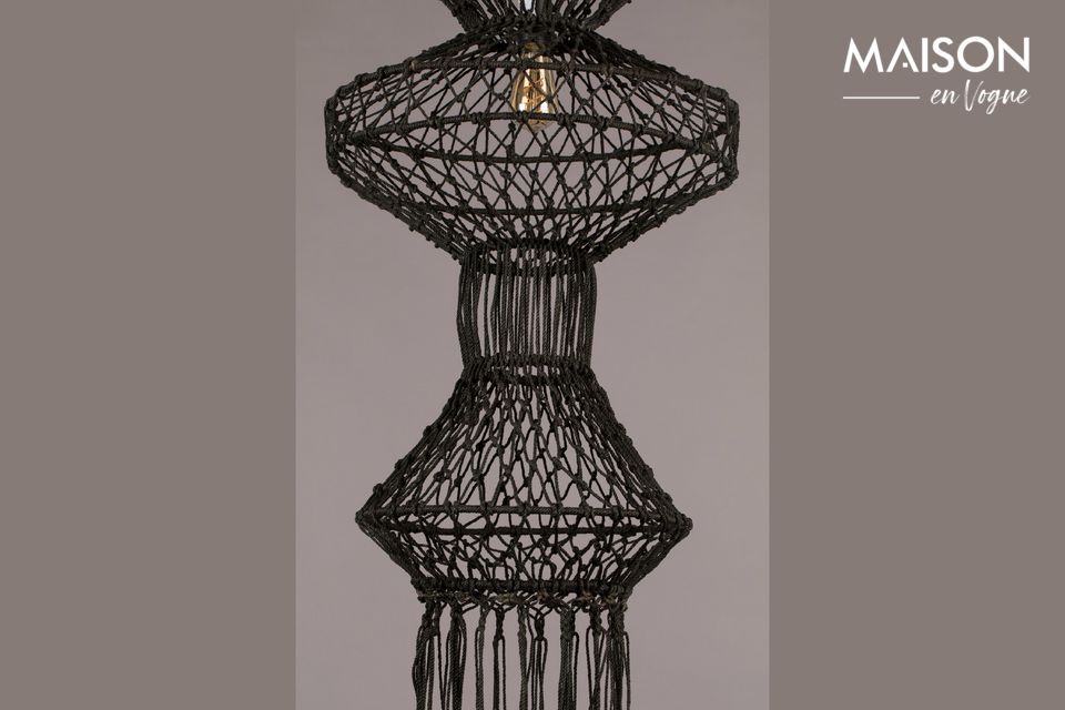 This beautiful lamp reminds us of Indonesia but also of the flourishing macramé period